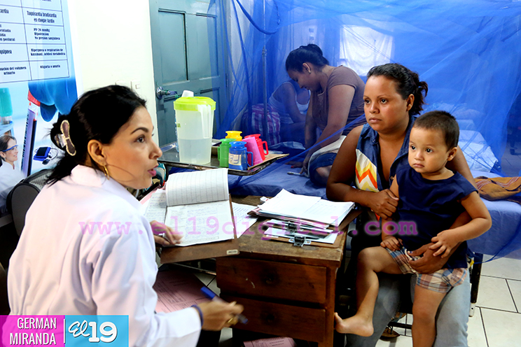 Familias acuden a centros de salud ante cualquier caso de fiebre
